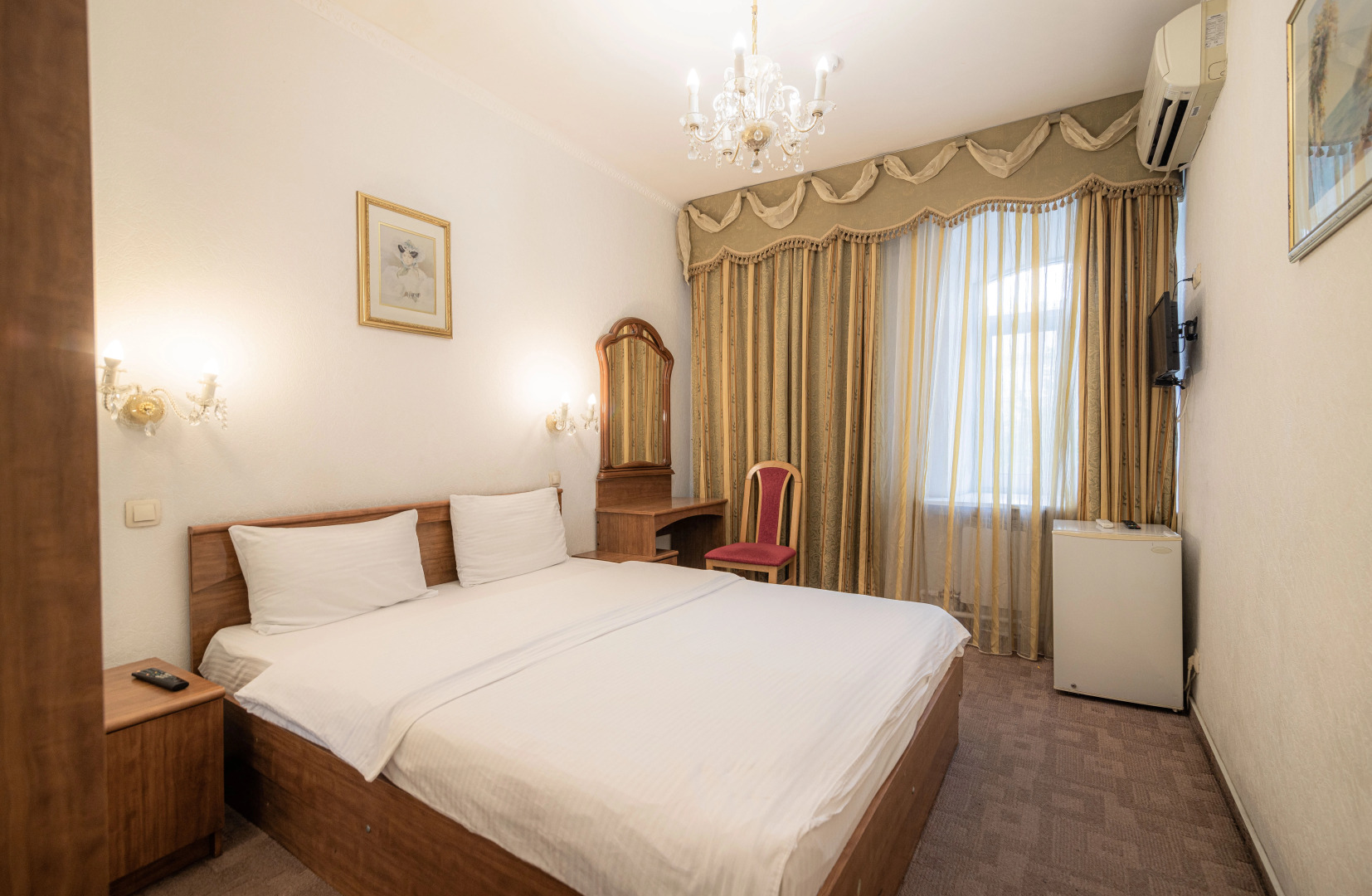 Отель Ист-Вест