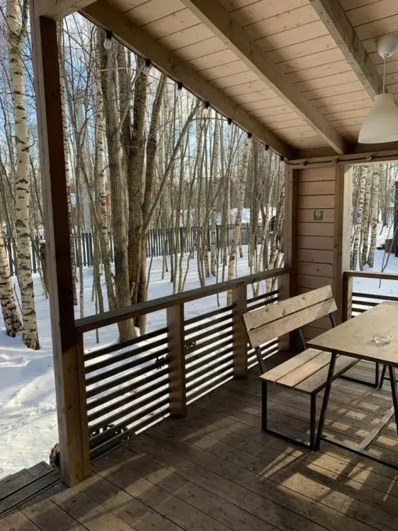 Частный дом с панорамными окнами в березовом лесу, терраса, баня, мангал