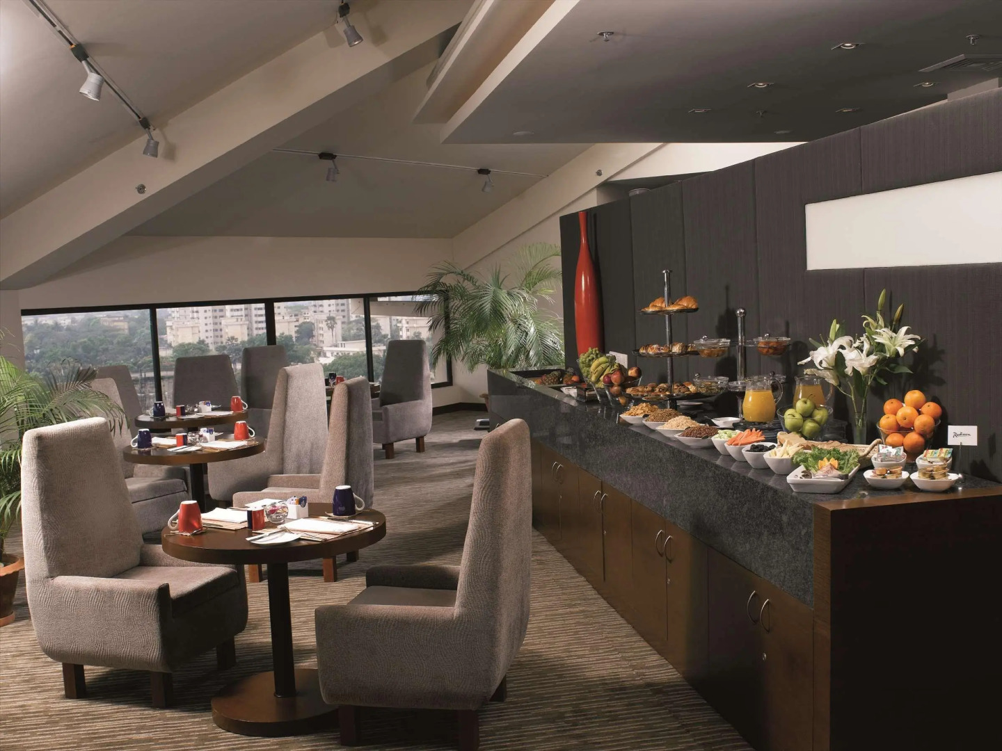 Отель Radisson Blu Dhaka Water Garden