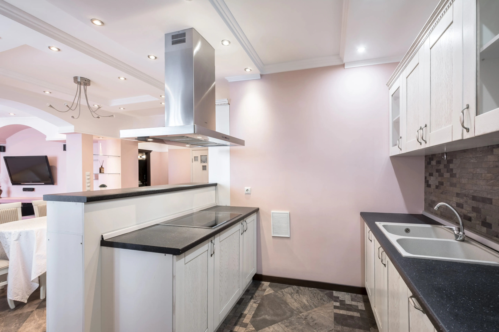 Апартаменты с финской сауной и двумя балконами — просторный двухэтажный пентхаус с двумя спальнями и гостиной