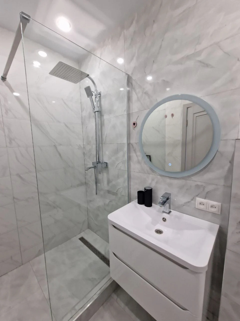 Квартира Flatirini с панорамными окнами в новом ЖК 1