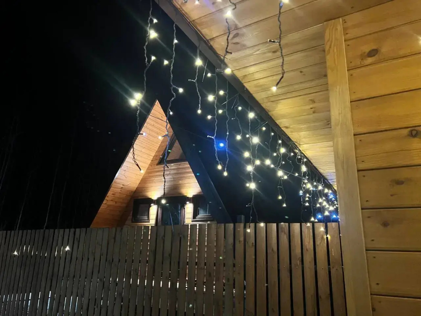 Частный дом в Стиле A-Frame на Берегу Озера