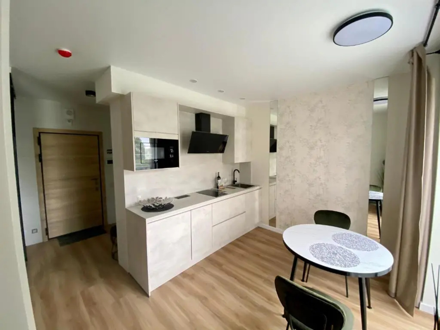 Апартаменты у берега моря с видом на парк