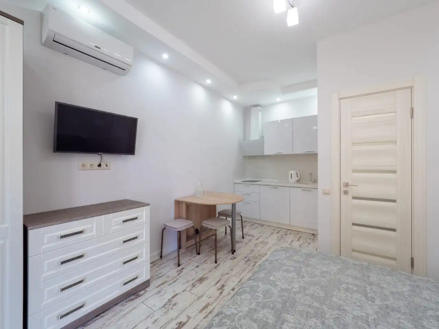 Апартаменты У Моря С Бассейном в ЖК Солнечный 15