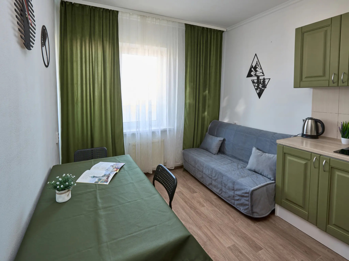 Квартира с диваном на кухне и балконом на Байбакова 2