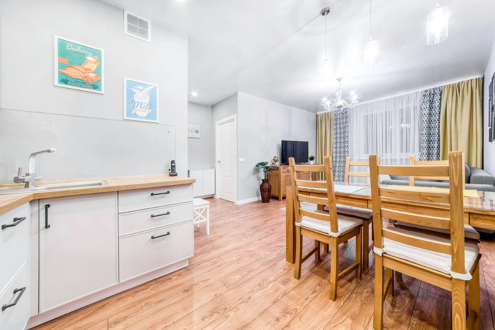 Квартира на сутки В центре Метро в шаговой доступности Кухня объединена с жилой зоной Отдельная спальня Wi-Fi