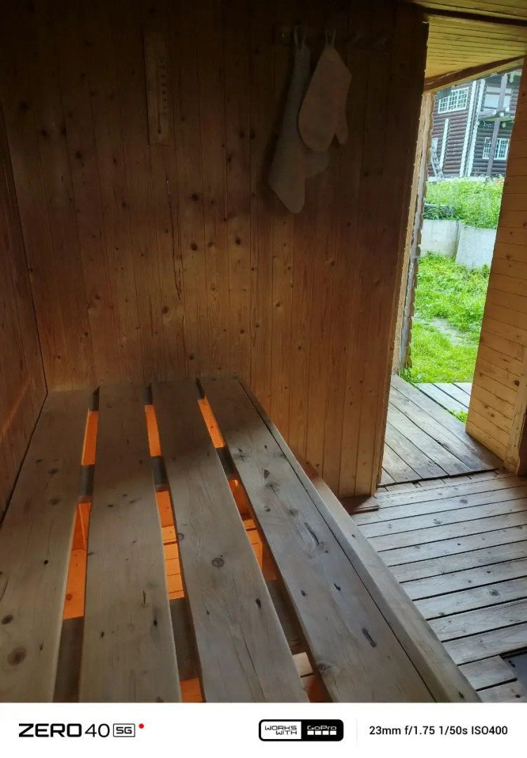 Частный дом в лесу у реки