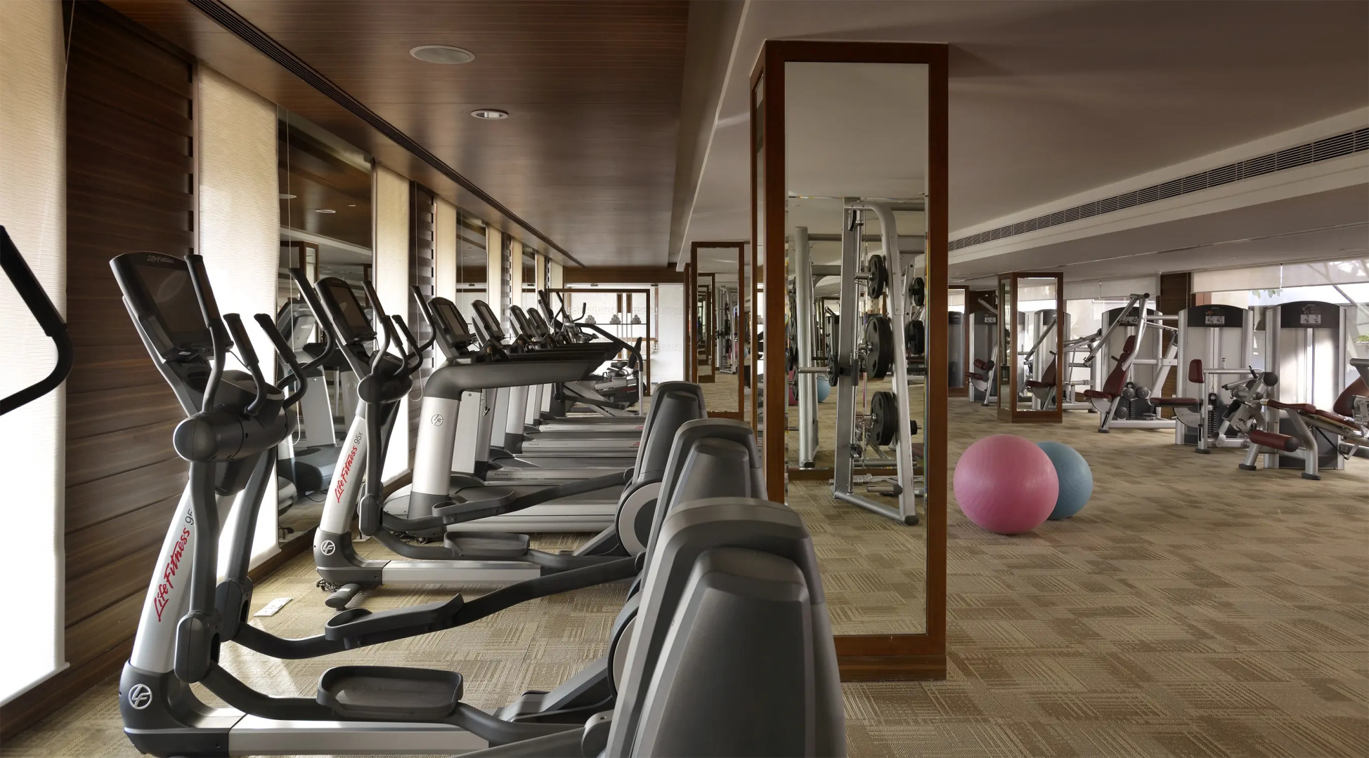 Отель The Lalit Chandigarh