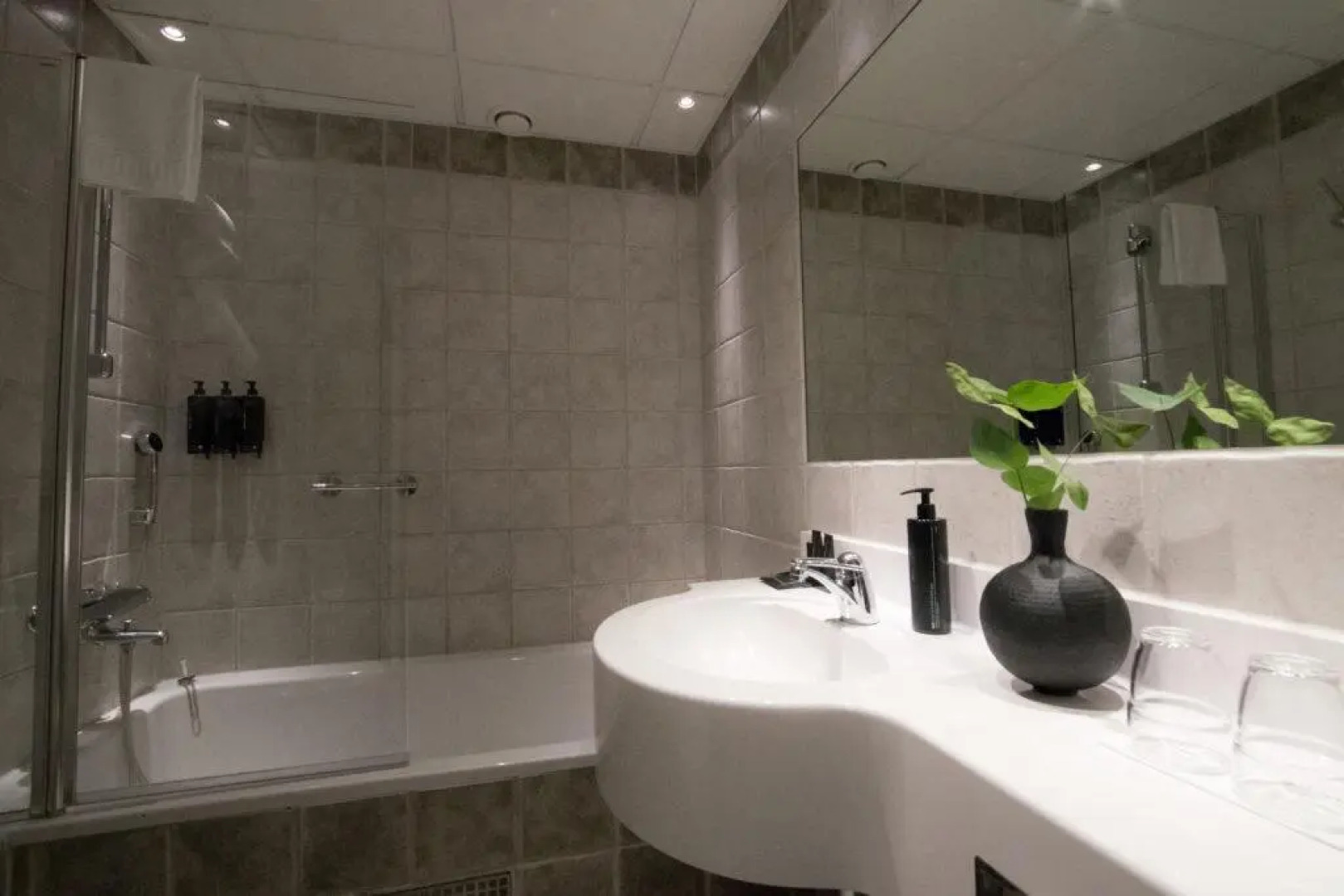 Отель Four Seasons Inn