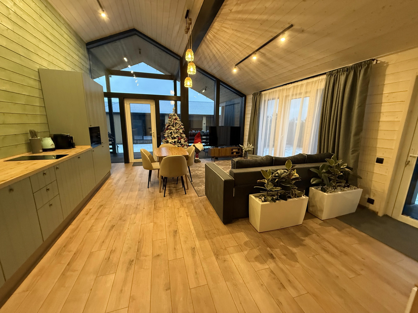 Частный дом Загородный с баней чаном и беседкой