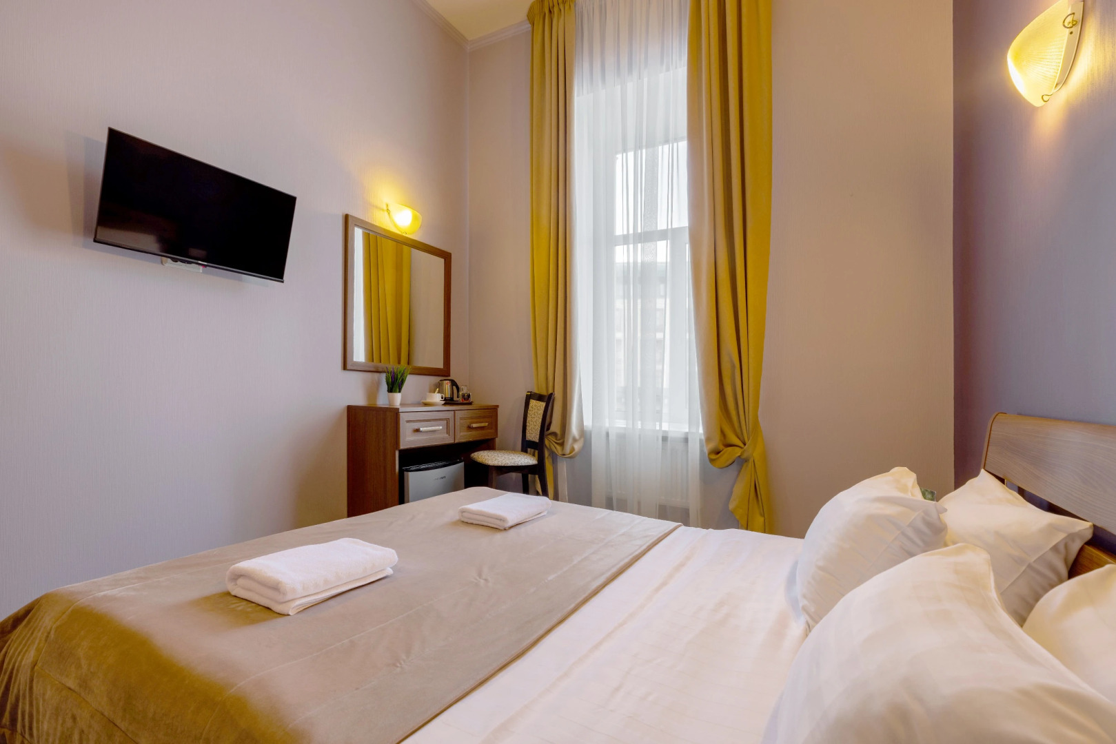 Соло на набережной реки Мойки 82