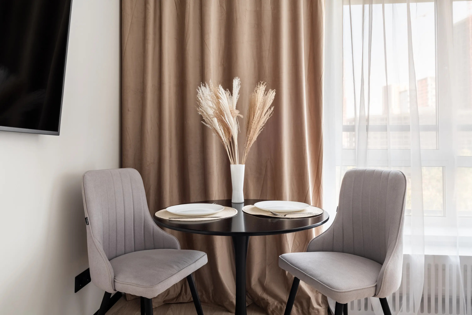 Квартира С Подиумом и выдвижной кроватью дизайнерская