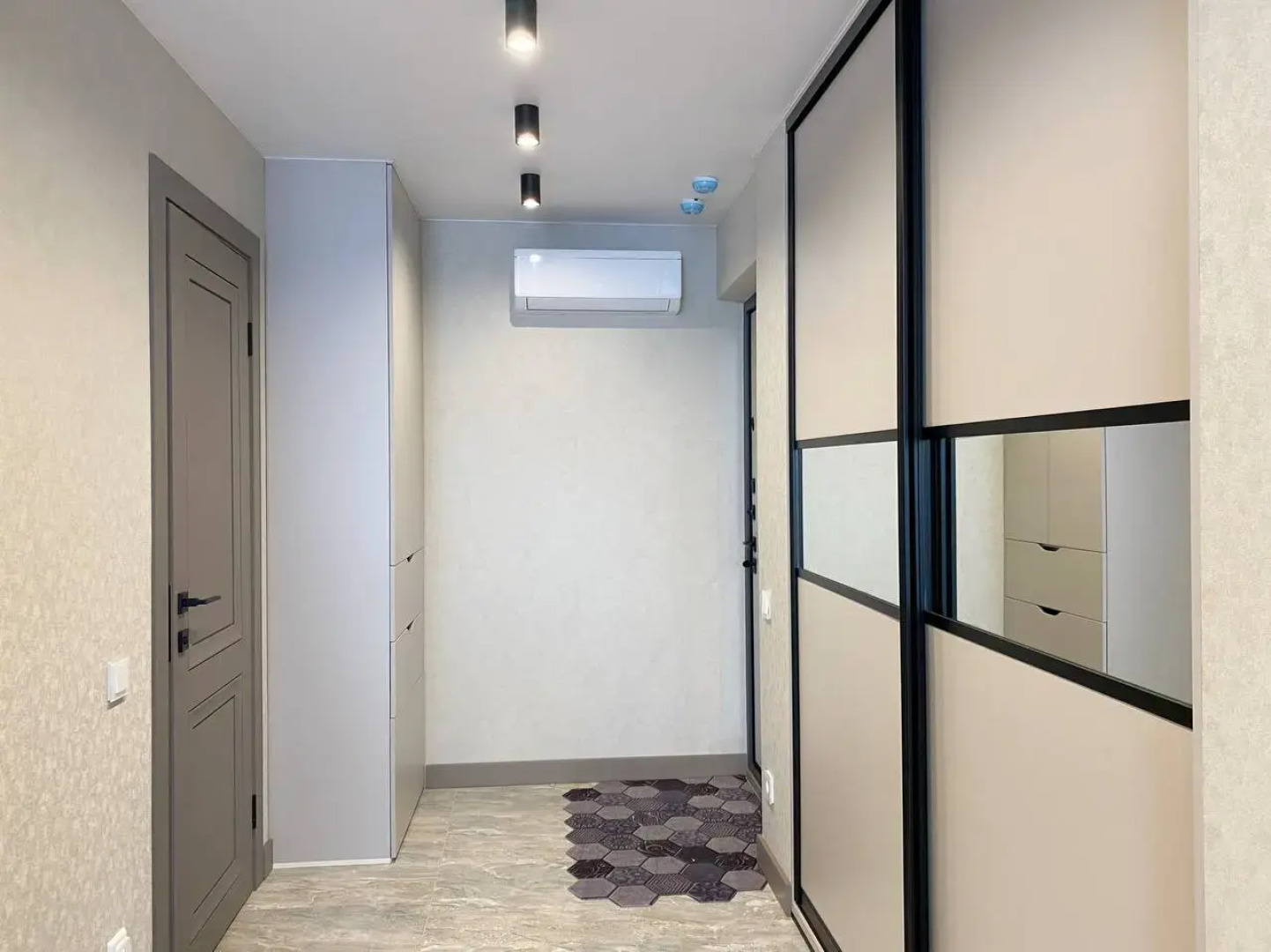 Квартира Стильная Двухкомнатная с Видом на Море во Владивостоке