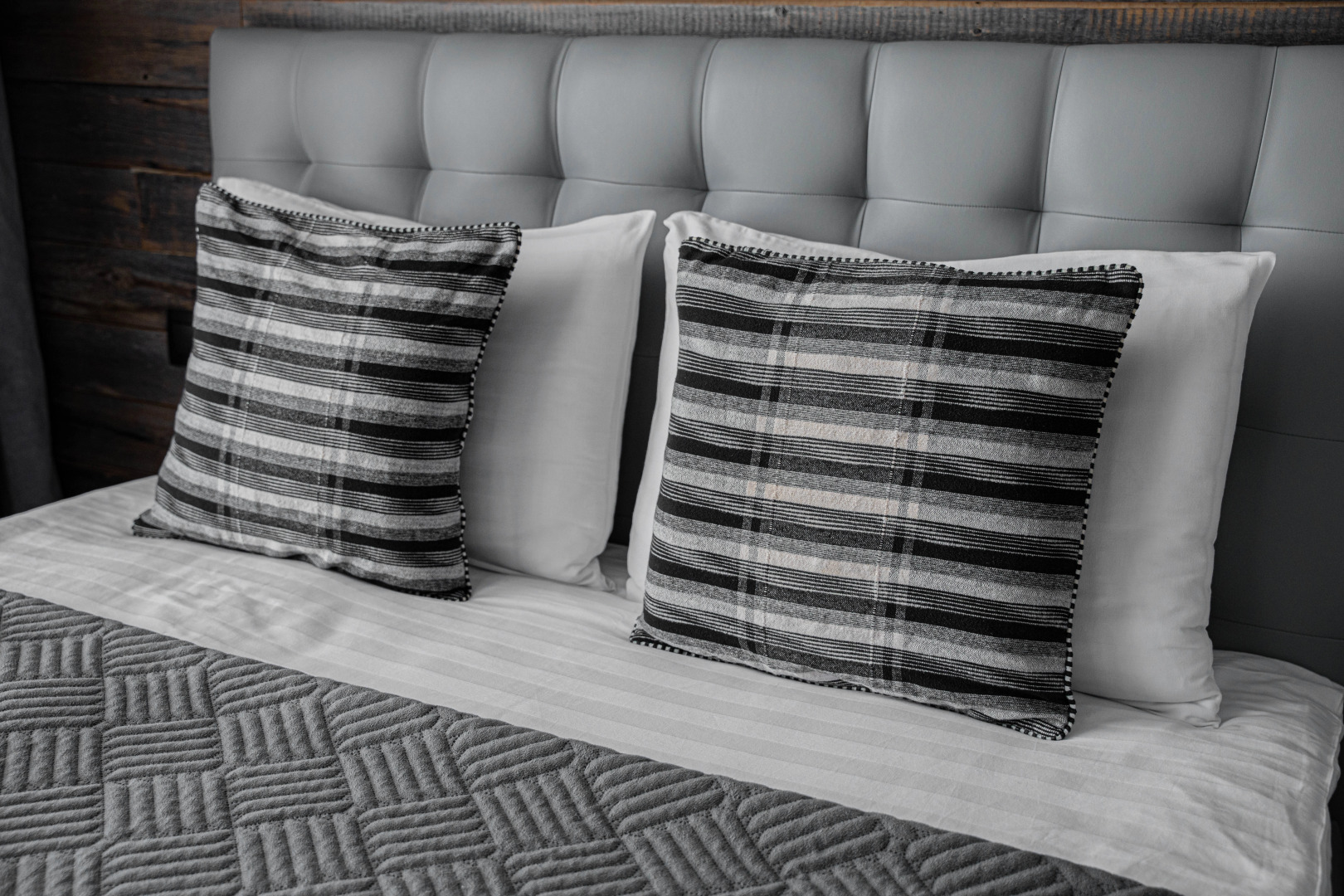 Апартаменты Lalapart Wooden Loft с дизайнерским ремонтом в ЖК Лайнер