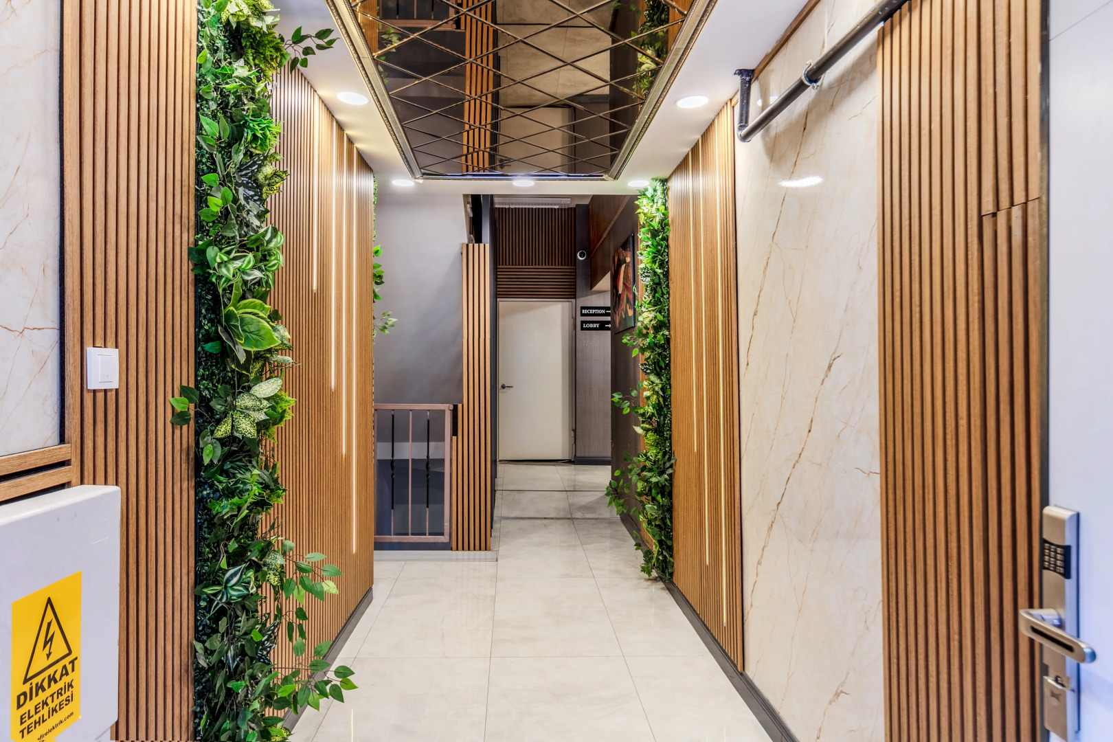 Отель Roys Hotel & Suites