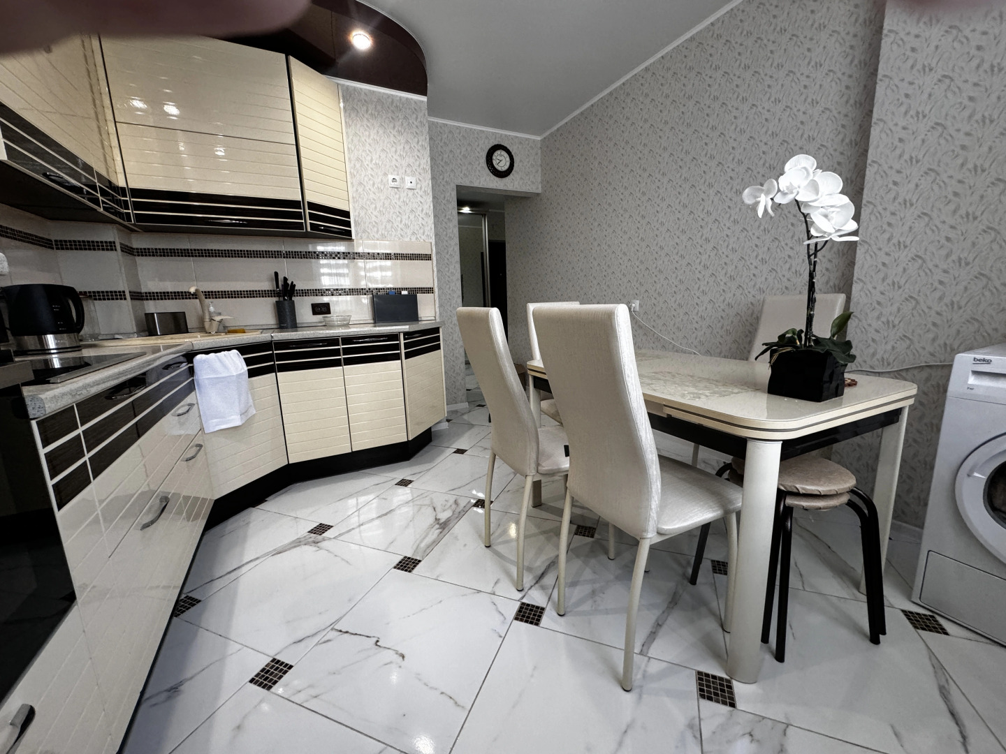 Квартира Новая Двухкомнатная квартира до 8 человек прямо у входа в метро