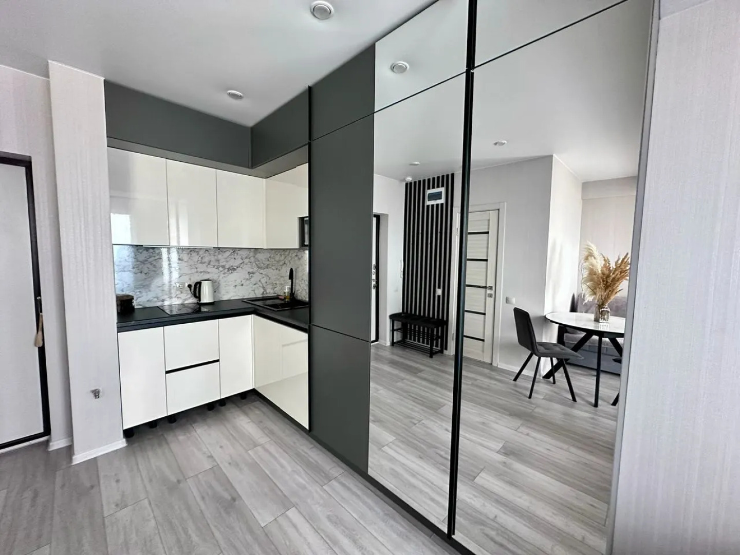 Апартаменты Lux Black&White