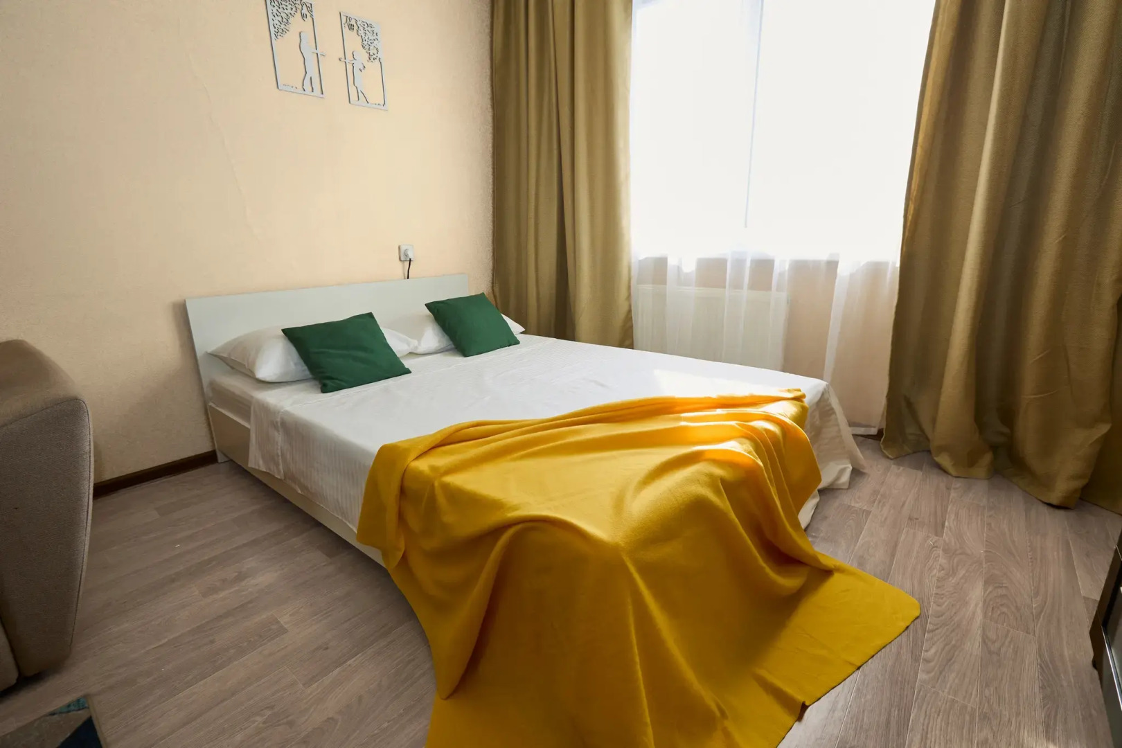 Квартира с диваном на кухне и балконом на Байбакова 2