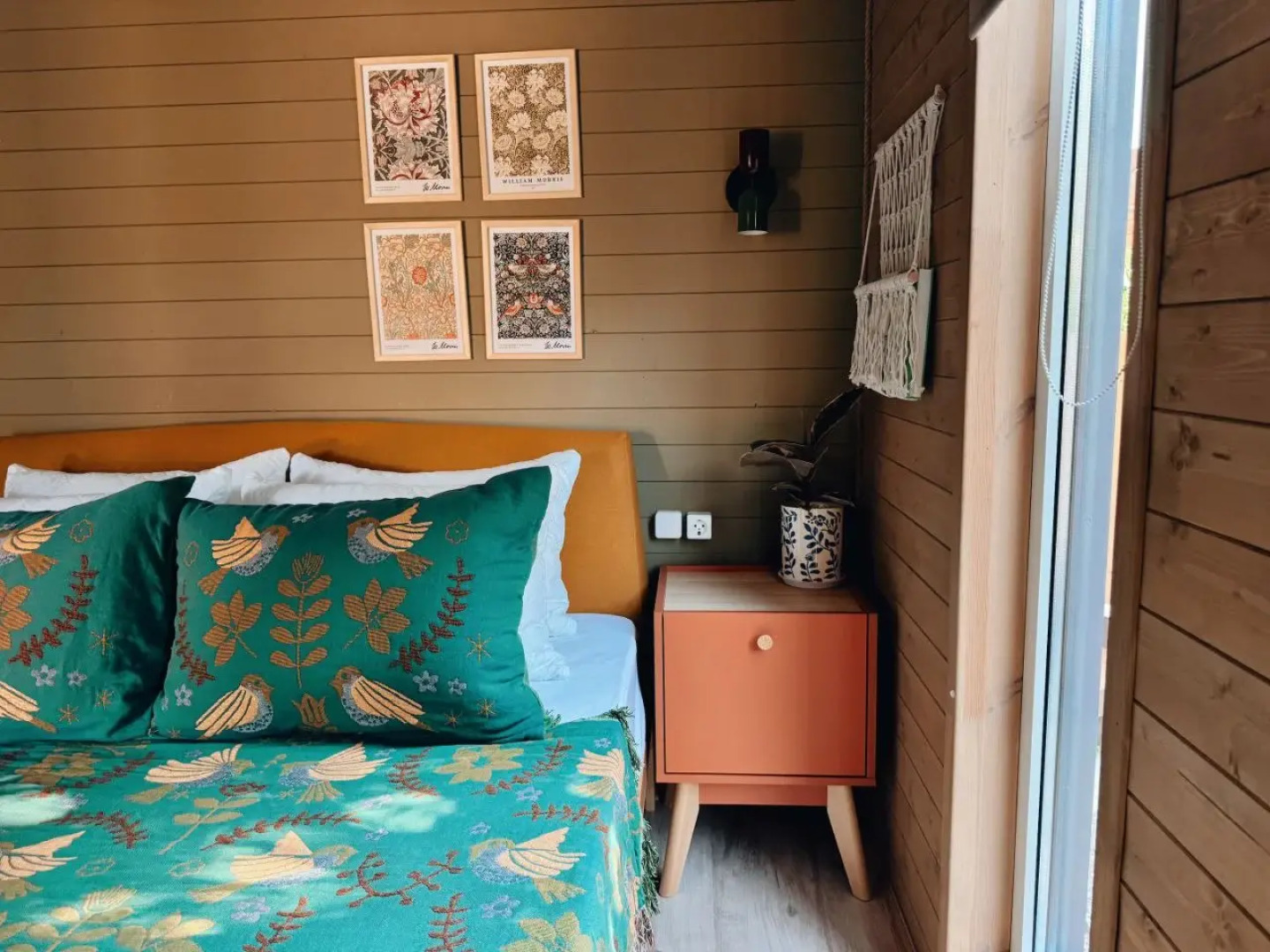 Частный дом Тишина в горах с горячей купелью на берегу живописной реки