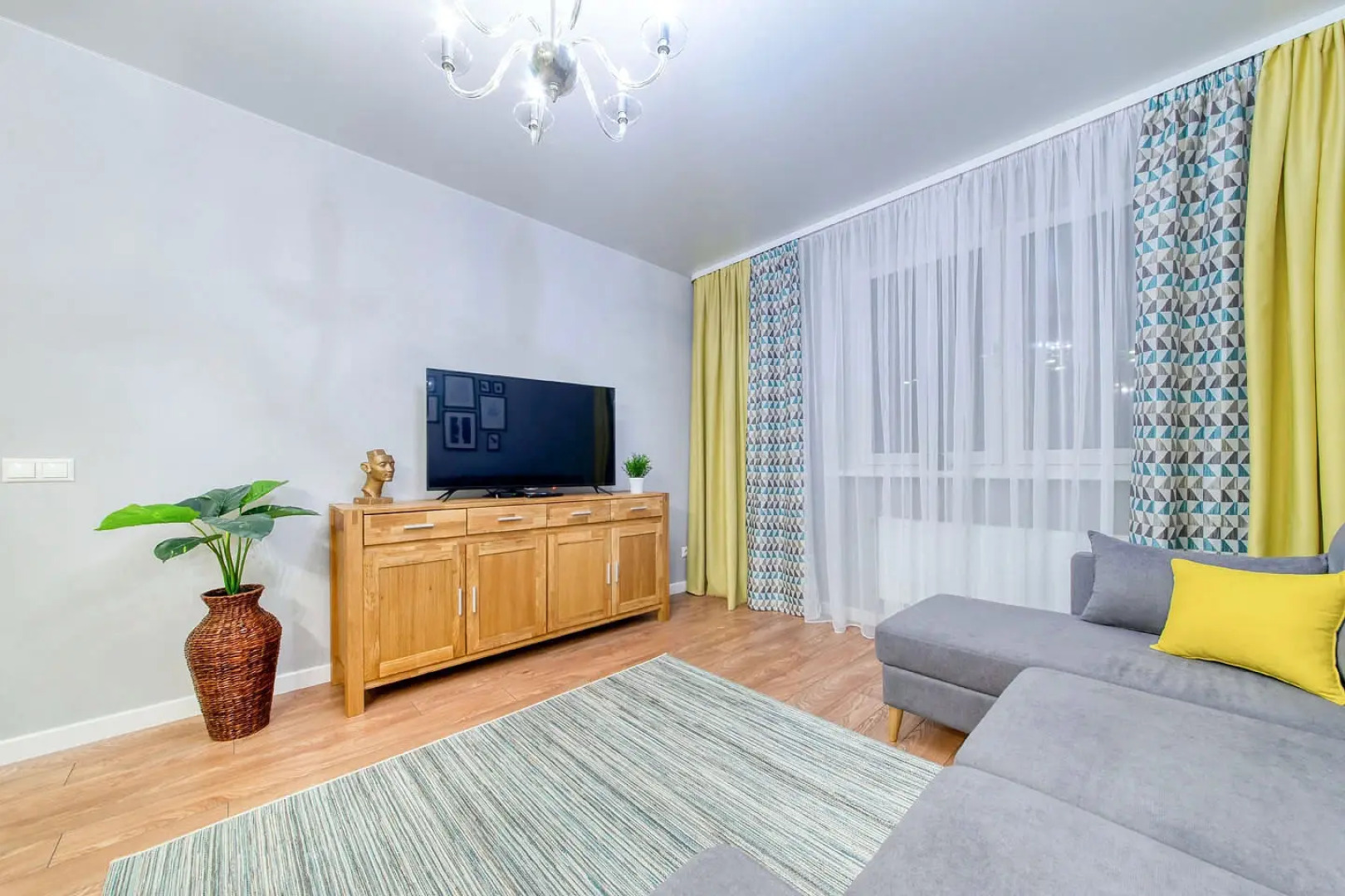 Квартира на сутки В центре Метро в шаговой доступности Кухня объединена с жилой зоной Отдельная спальня Wi-Fi