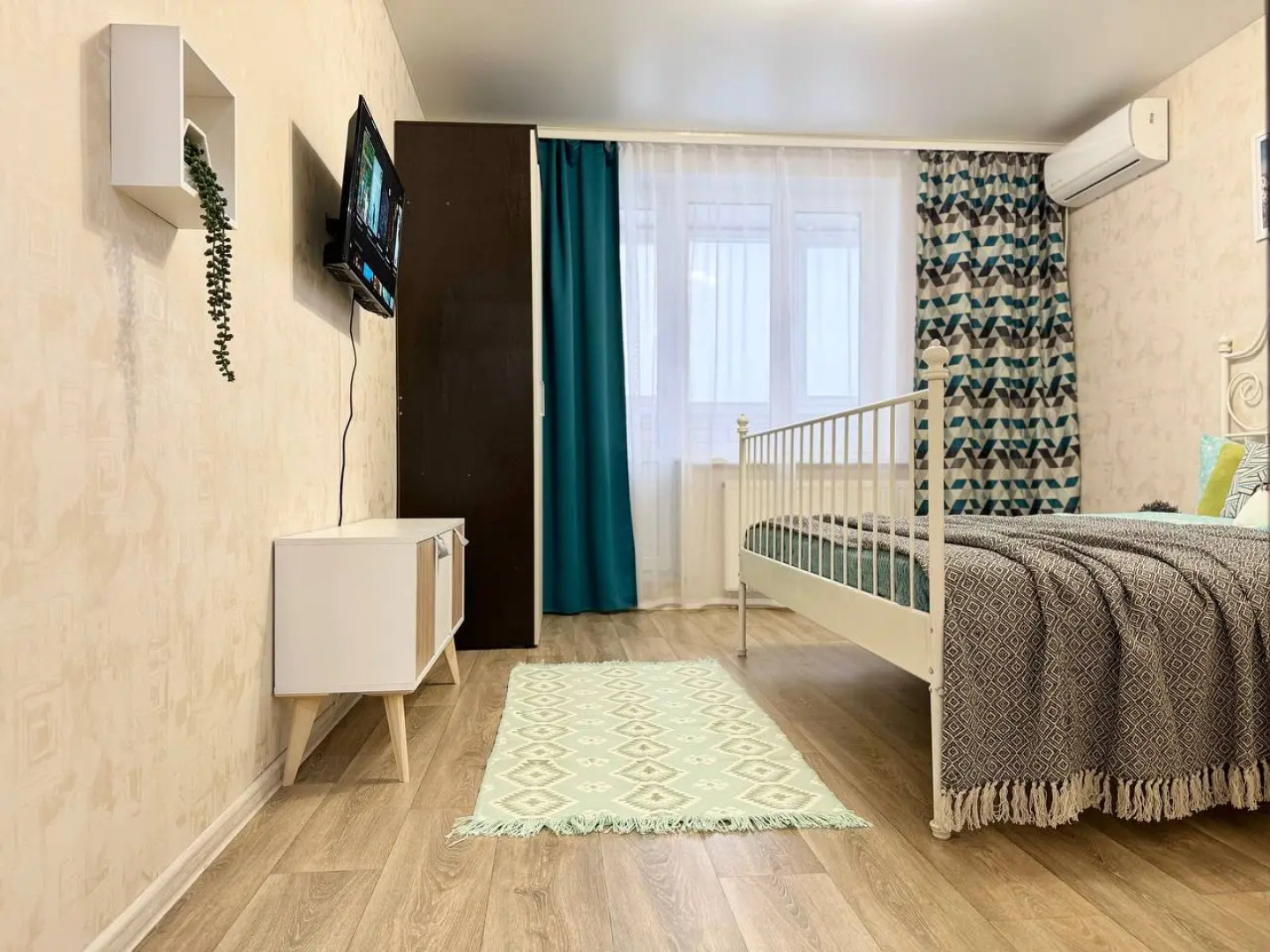 Олимпийский бульвар с видом на город