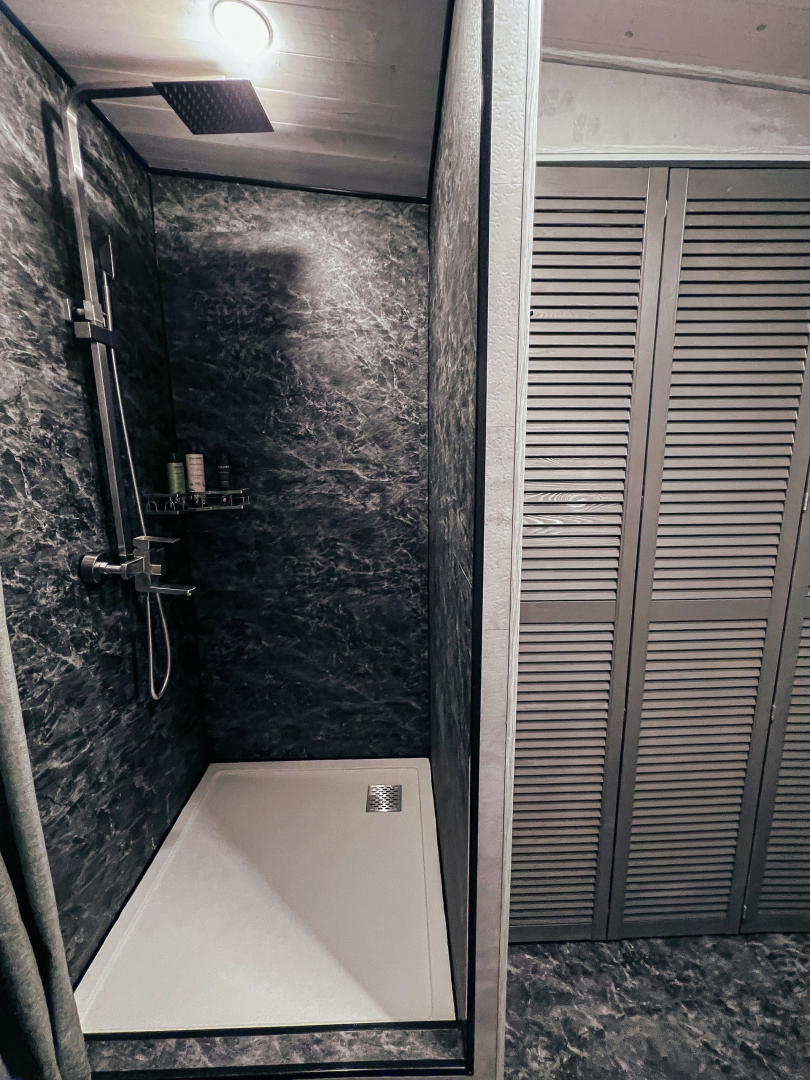 Частный дом  Belov House  с панорамным остеклением у леса