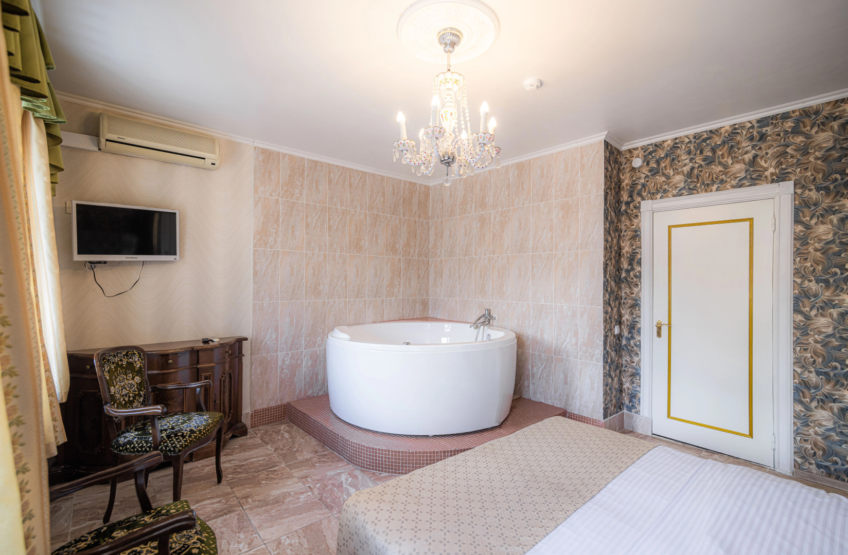 Отель Ист-Вест