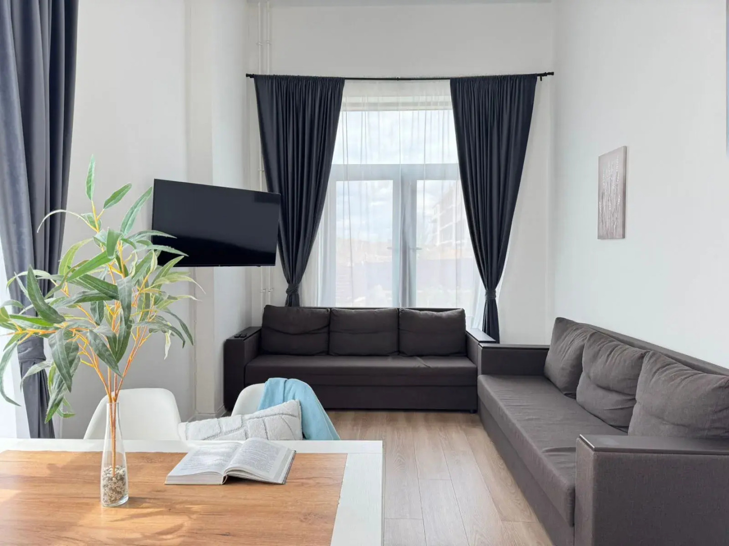 Квартира Двухкомнатная просторная и уютная ArtApart