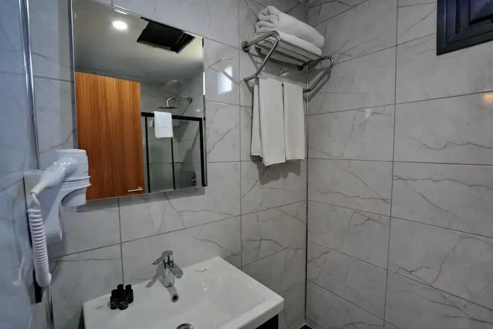 Shelton Airport Otel