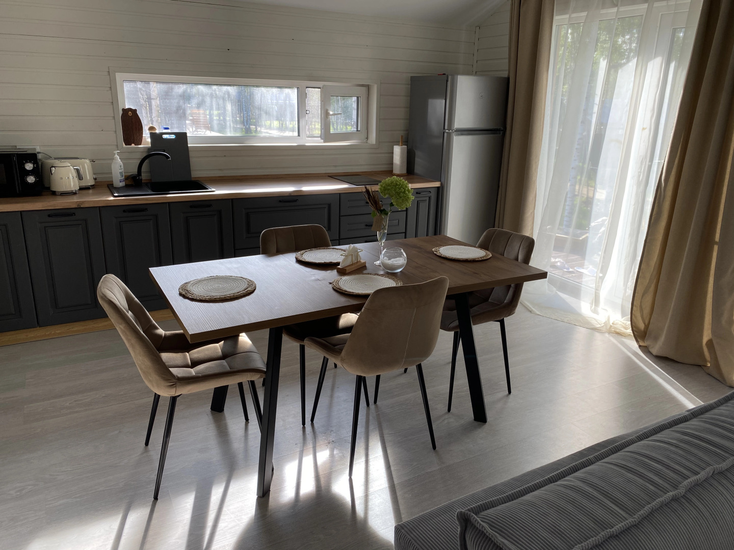 Гостевой дом в Грин Лаундж в окружении леса на берегу Истры