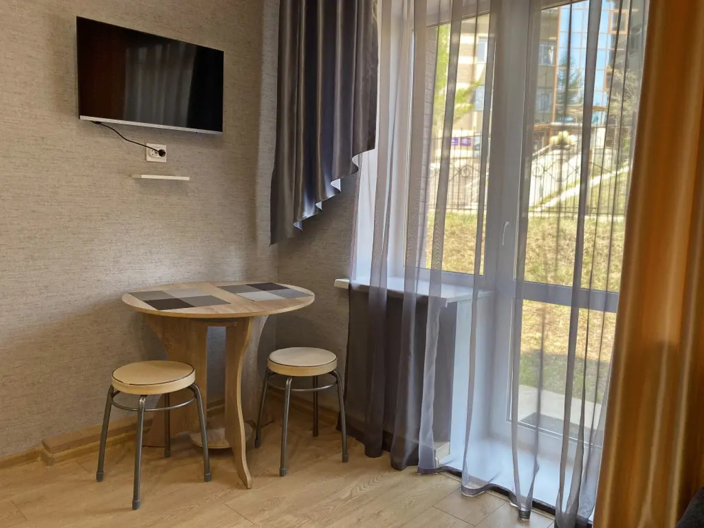 Апартаменты с беседкой и просторной спальней На Сутки