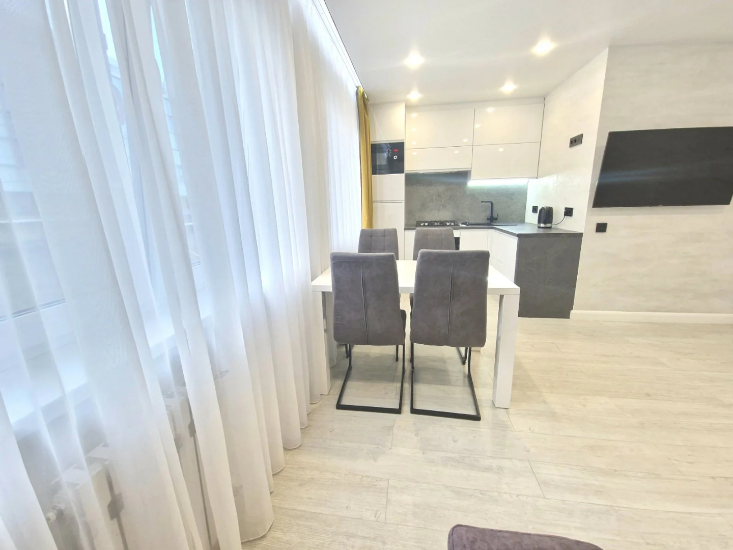 Апартаменты Трёхкомнатный Люкс, центр, площадь Победы, Черняховского 10А, Колибри#10А