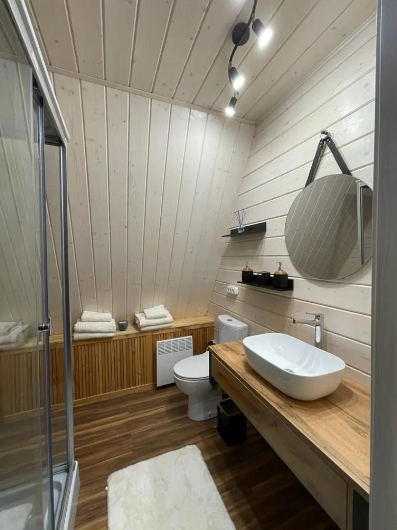 Дом А-фрейм с банным чаном у леса