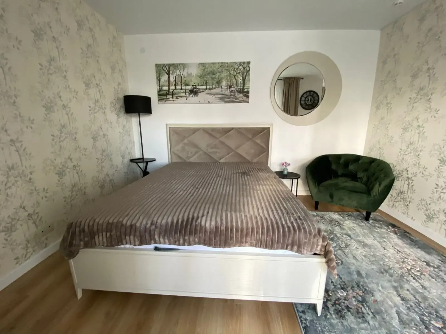 Апартаменты у берега моря с видом на парк