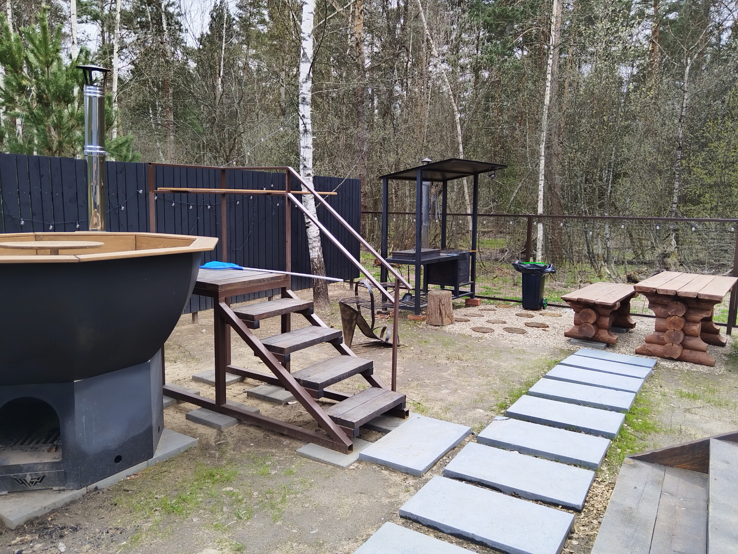 Глэмпинг А в лесу