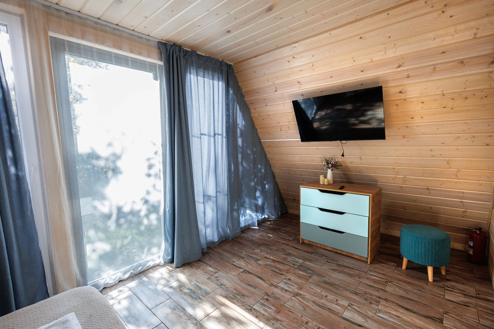 Частный дом А-фрейм для отдыха в дубовом лесу