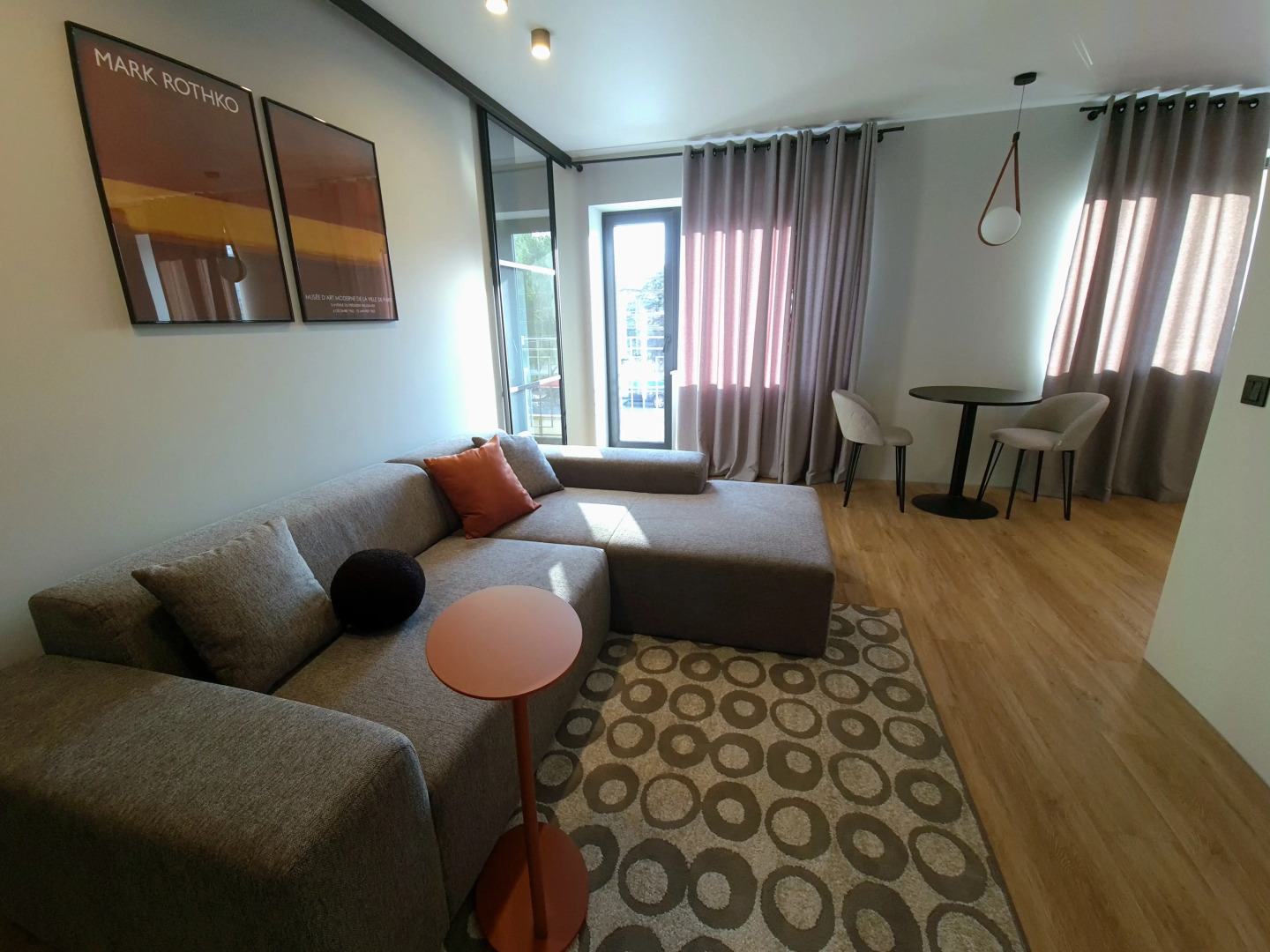 Квартира новая в центре RomanovApart