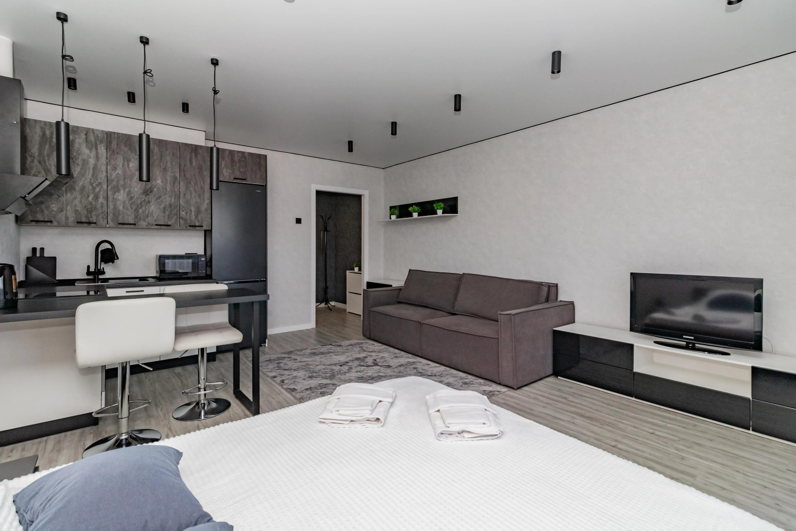 Квартира Нoвaя студия pacположена в ЖK Pиверсaйд Академ. В тихом зеленом дворе на берегу реки Миасс