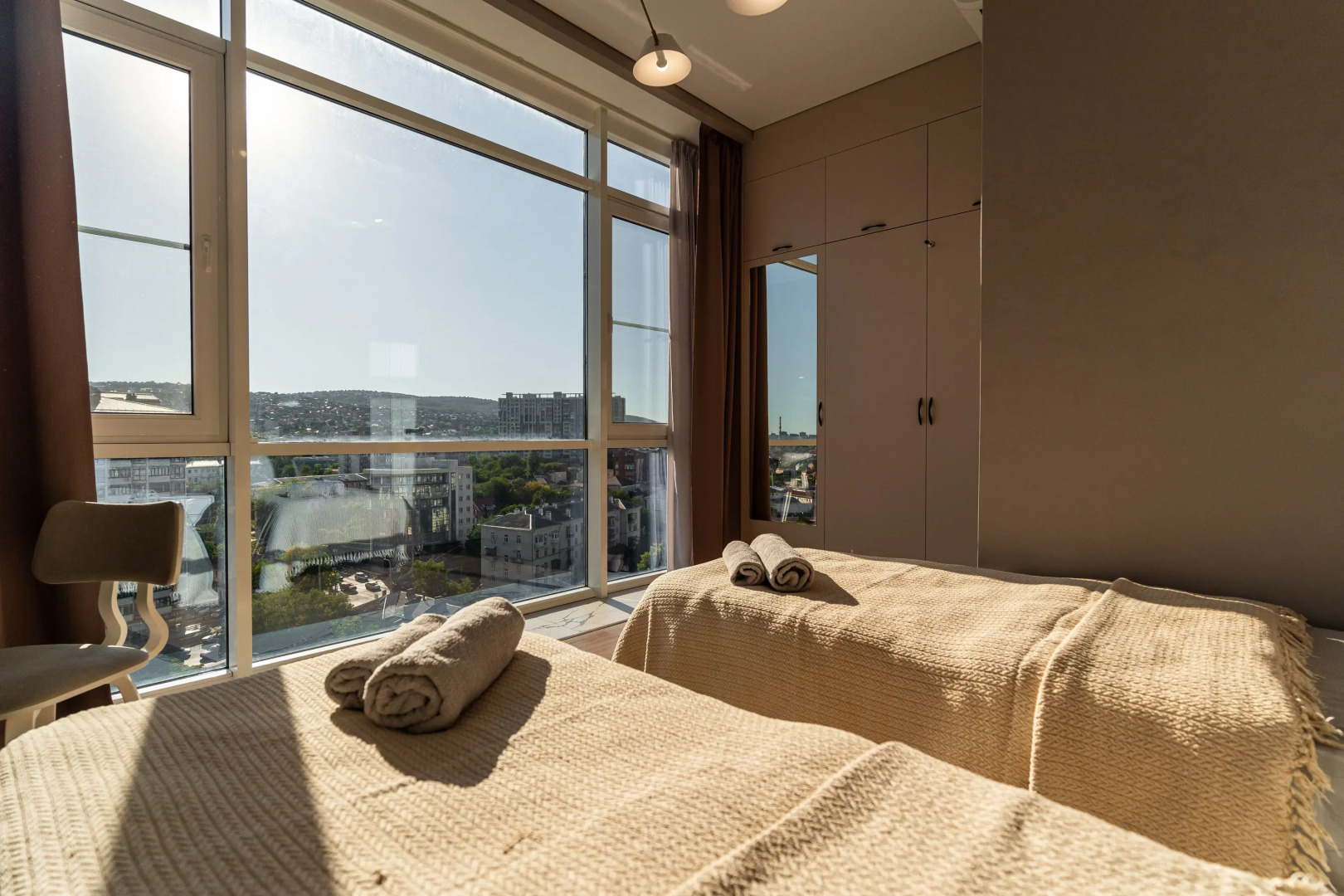 Апартаменты трехкомнатные с панорамным видом на город и море в центре Новороссийска от LetoApart