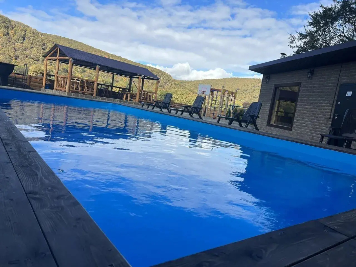 Частный дом с баней бассейном и мангалом на берегу реки