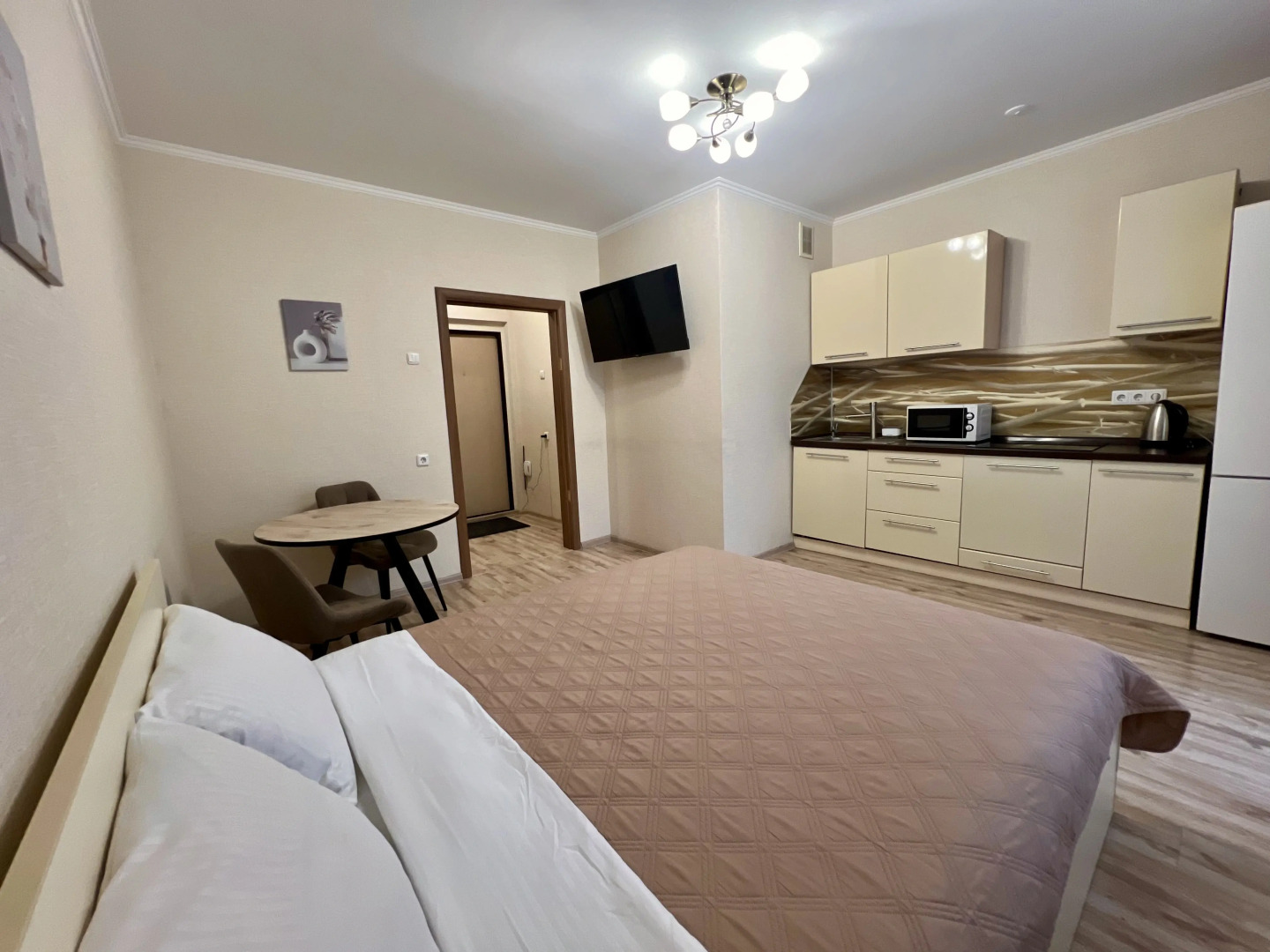 Апартаменты на Братьев Кашириных в Академ Риверсайд