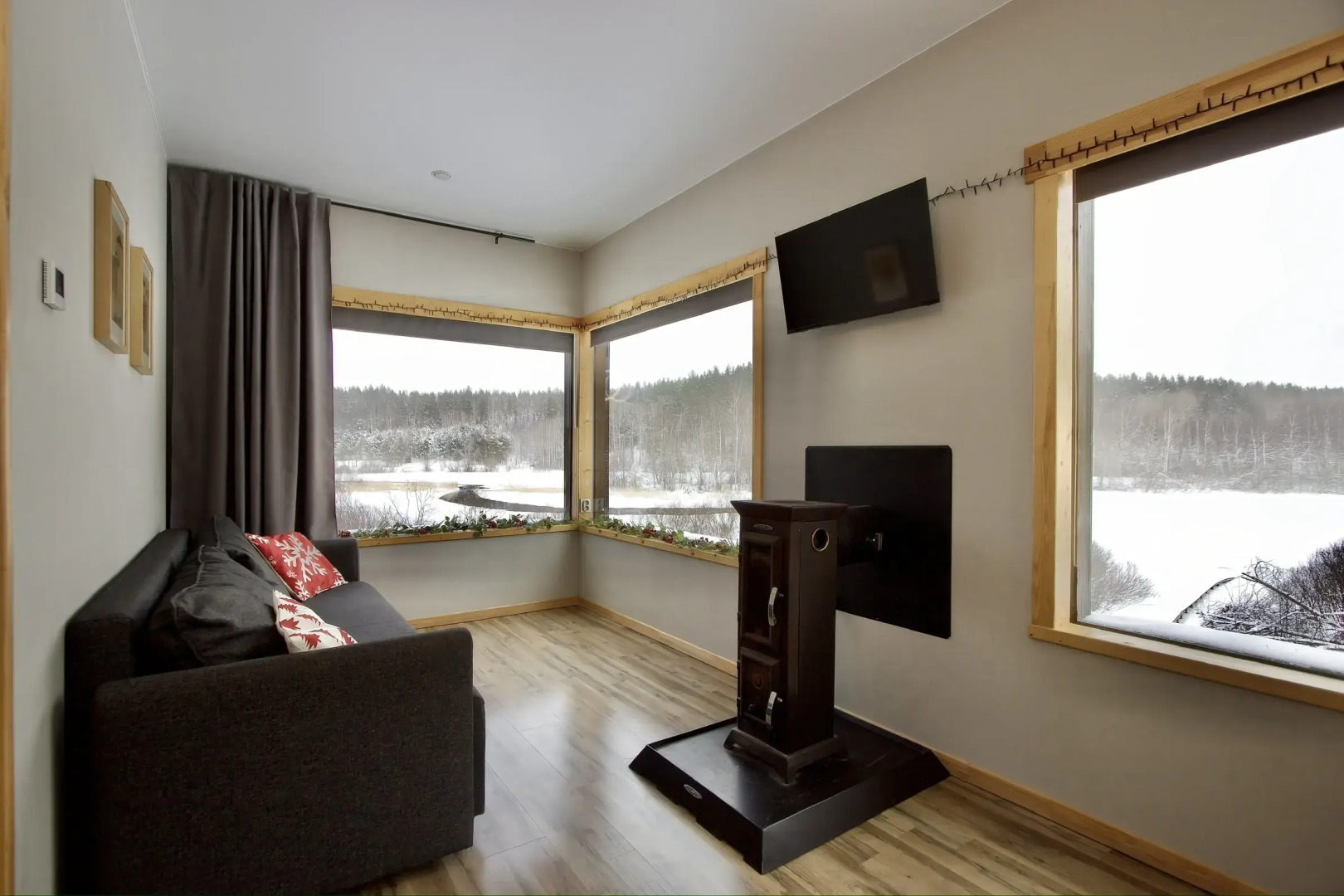 Частный дом Дом отдыха Холмово в диком лесу на берегу реки с панорамными окнами