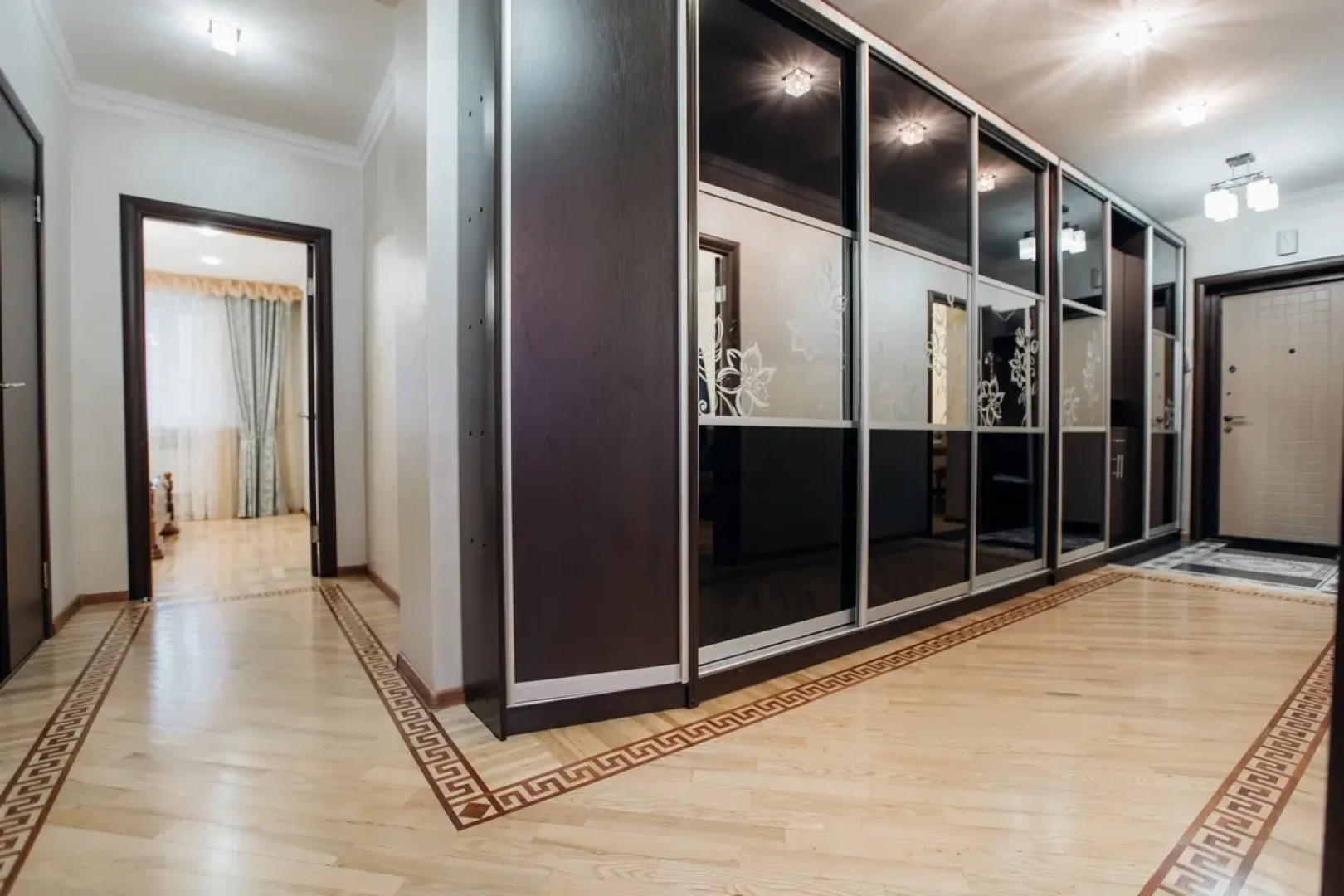 Трехкомнатные апартаменты возле Музея Космонавтики в Новом доме с Панорамными окнами 1/16