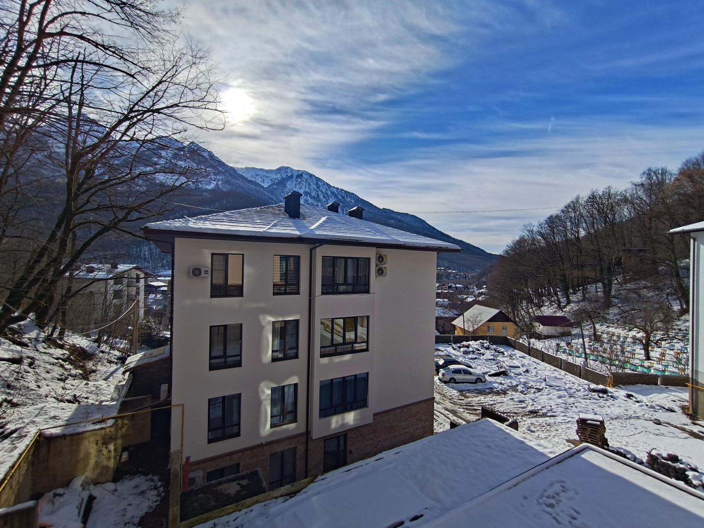 Апартаменты с террасой и мангалом. Отдельная спальня. Жить в Горах.