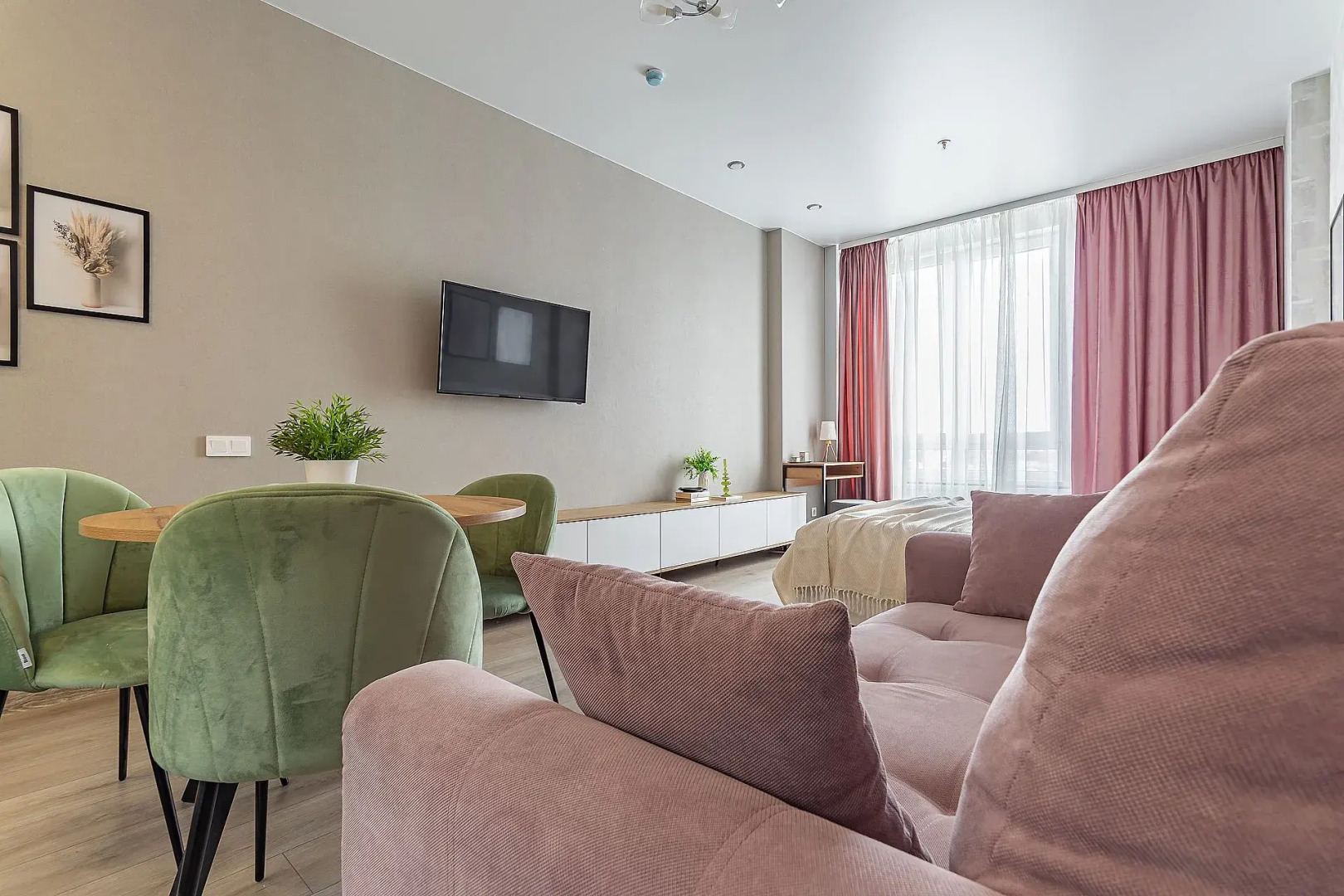 Апартаменты Просторная студия в центре на ул. Горького 23а Сова-Дом