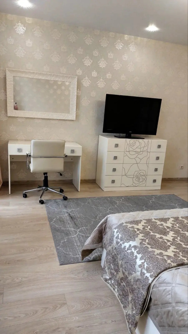 Апартаменты в центре с тремя спальнями на Червякова 55 рядом с парком Победы