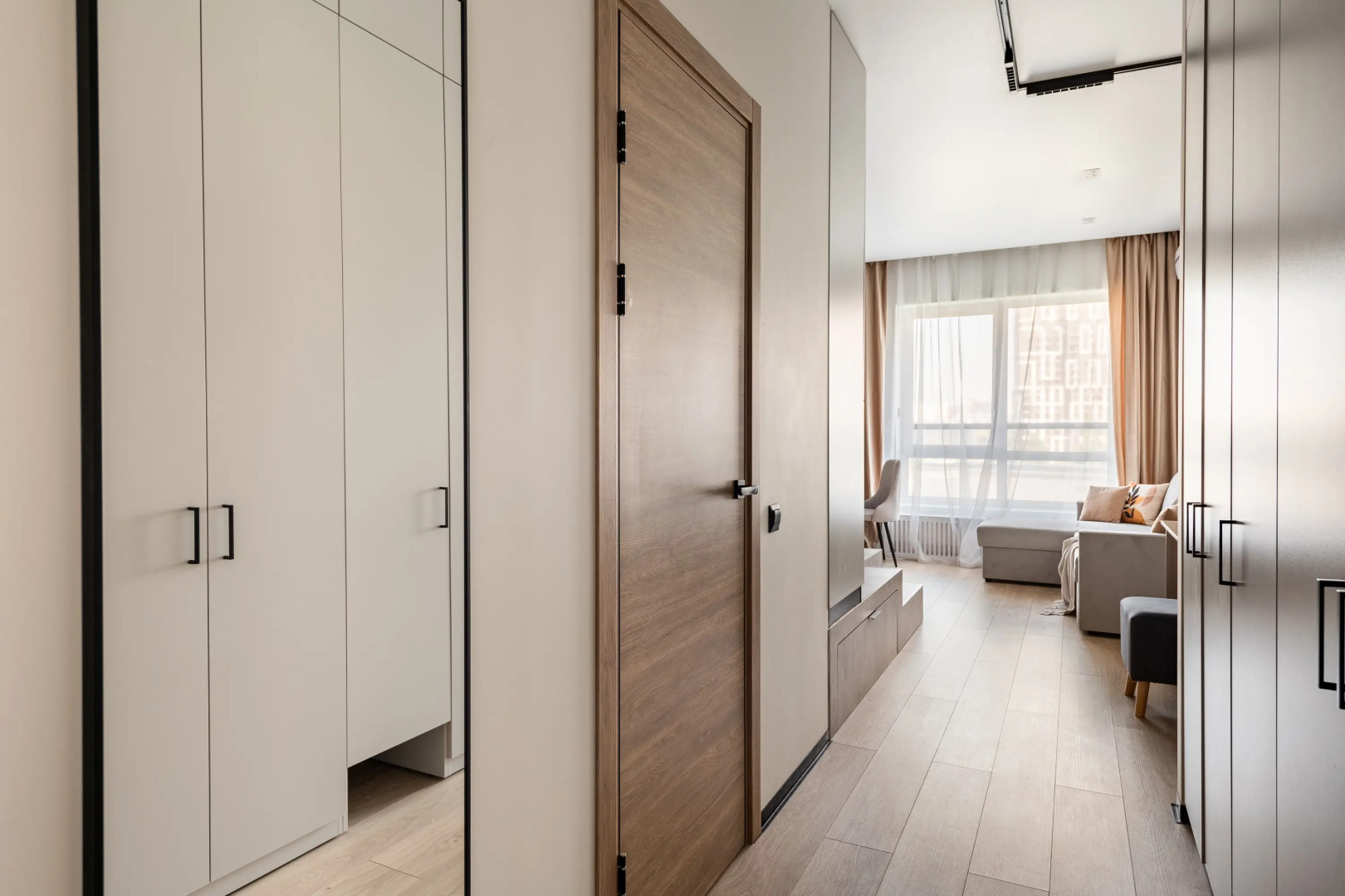 Квартира С Подиумом и выдвижной кроватью дизайнерская