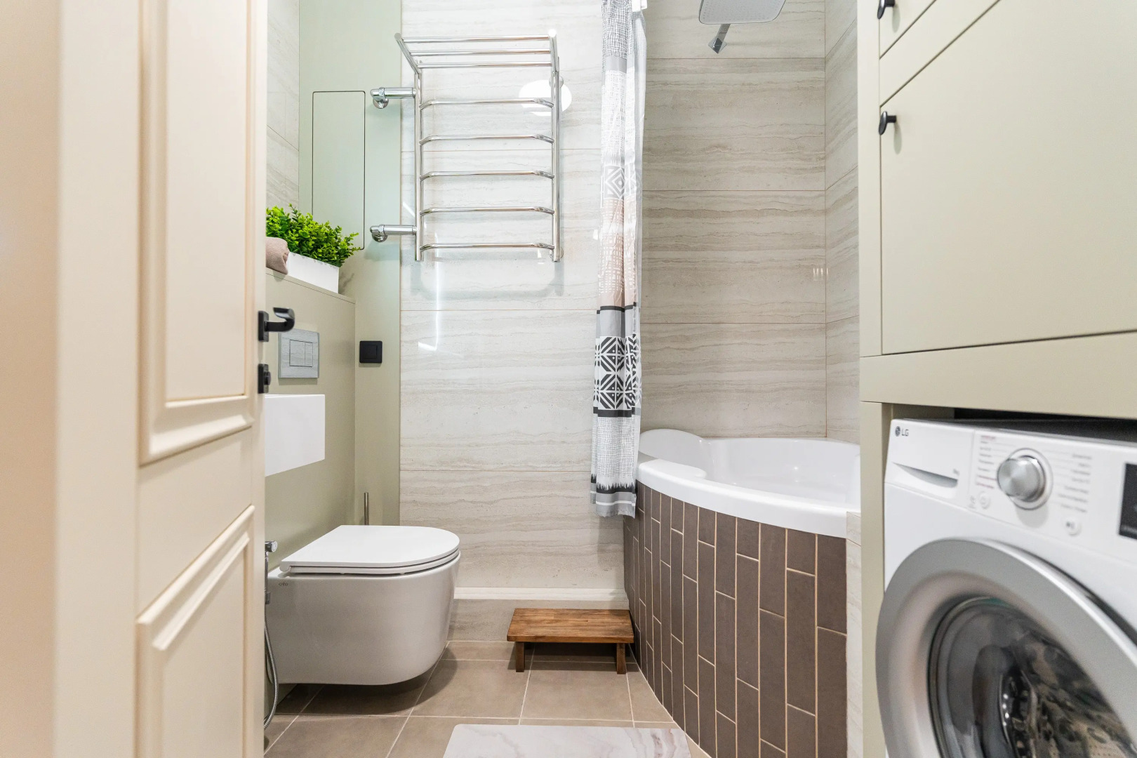 Апартаменты трехкомнатные с панорамным видом на город и море в центре Новороссийска от LetoApart