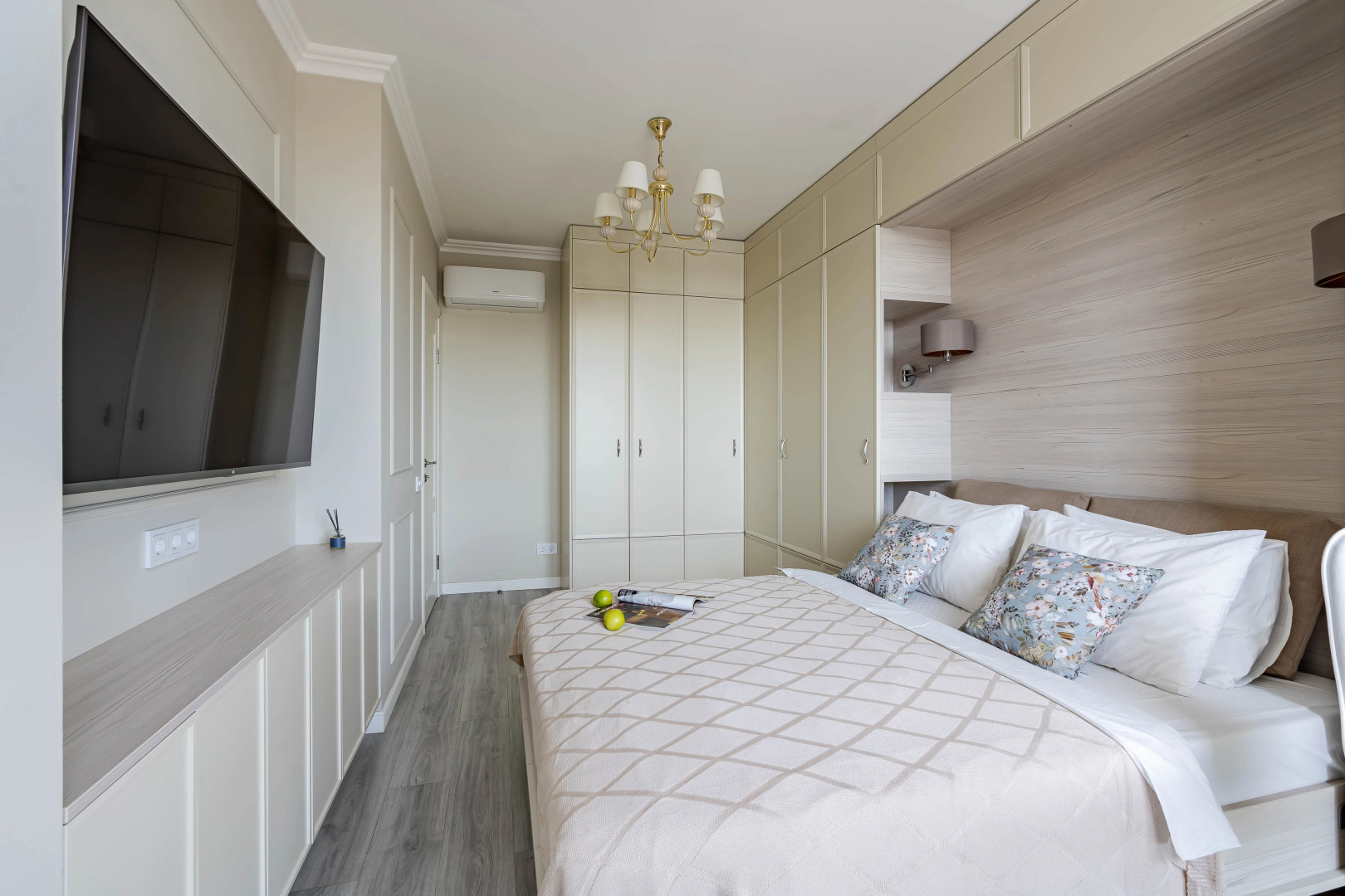 Апартаменты Четырехкомнатные YOUR APART с видом на домик Петра 1 и Неву