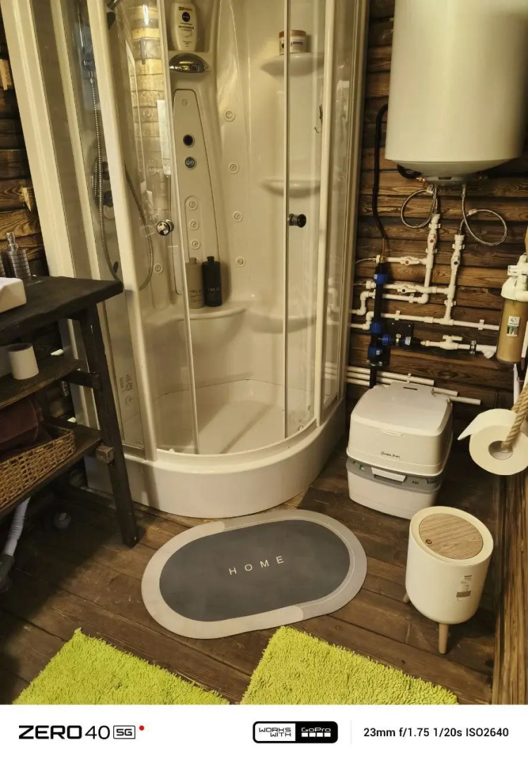 Частный дом в лесу у реки